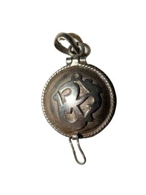 Beautiful Vintage Round .925 Silver Locket pendant w/latch